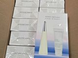 emballage d'une boîte contenant divers produits de soins corporels