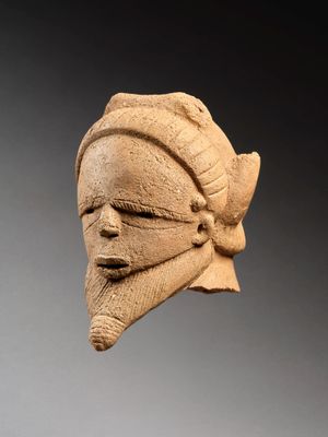 un gros plan sur une sculpture en argile représentant le visage d'une femme
