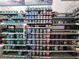 de nombreuses canettes de soda sur les rayons du magasin
