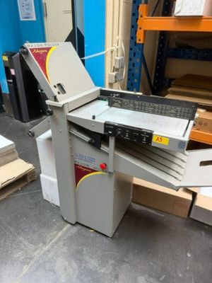 une machine posée sur le sol dans un entrepôt