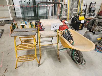 une brouette et un établi dans un garage