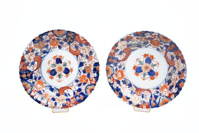 paire d'assiettes japonaises en porcelaine imari, 19e siècle