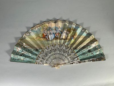 Eventail, les brins en nacre ajourée, dorée et argentée, la …