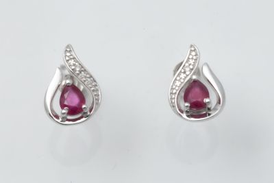 une paire de boucles d'oreilles en rubis et diamants