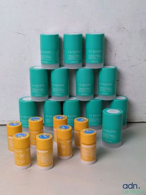 une pile de rouleaux de papier toilette verts et jaunes posés les uns à côté des autres