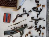 un grand nombre d'outils posés sur une table