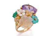 un gros plan d'une bague ornée de pierres de différentes couleurs