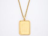 un collier plaqué or avec un pendentif carré au bout d'une chaîne