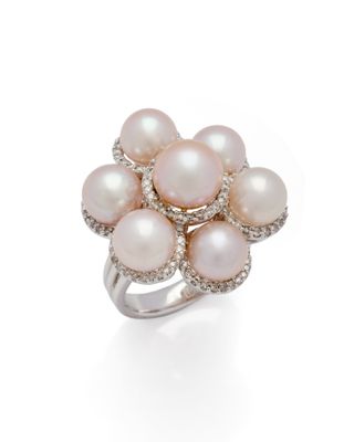 une bague avec une perle rose et un ensemble de diamants