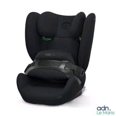 un siège auto pour bébé noir équipé d'une ceinture de sécurité verte