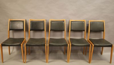 Cinq chaises scandinaves, à assises et dossiers garnis de si…