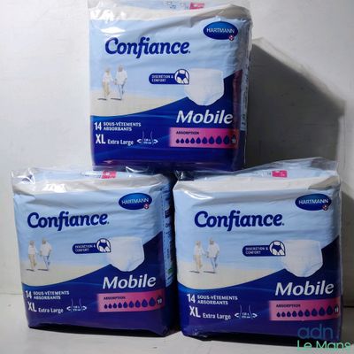 trois paquets de papier toilette empilés les uns sur les autres