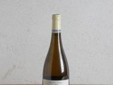 une bouteille de vin posée sur une table à côté d'une bouteille de vin