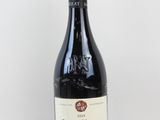 une bouteille de vin posée sur une table