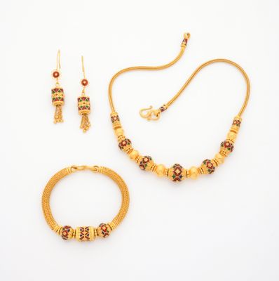 une image représentant un ensemble composé d'un collier et d'un bracelet en or sur fond blanc