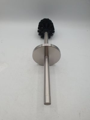 un gros plan d'une brosse de toilettes posée sur une cuvette