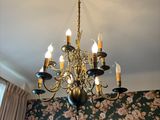 un lustre suspendu au plafond d'une pièce