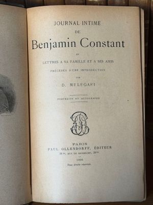 un livre sur lequel figure le dessin d'un homme