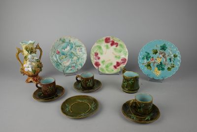 plusieurs assiettes et tasses posées sur une table