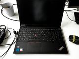 un ordinateur portable posé sur un bureau avec une souris