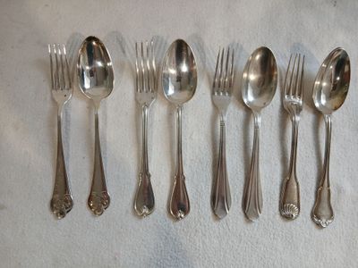 cinq cuillères et six cuillères posées sur une table