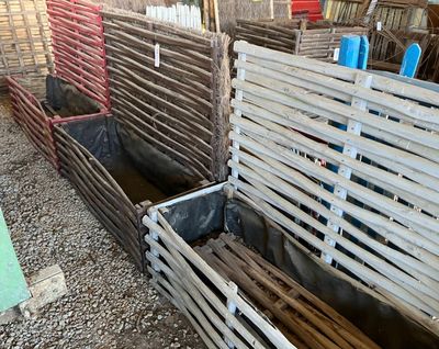 de nombreuses caisses en bois empilées les unes sur les autres