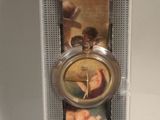 une image représentant une montre-bracelet sur laquelle figure le portrait d'une femme