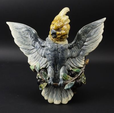 une statue représentant un oiseau perché sur une branche