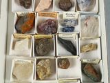 une boîte remplie de différentes sortes de roches et de minéraux
