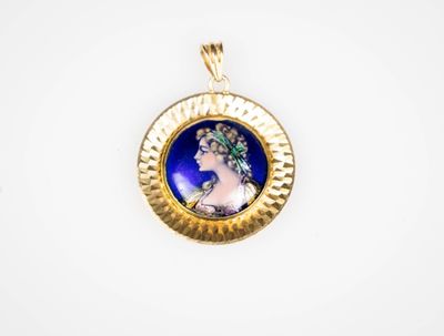 un pendentif plaqué or orné d'un portrait de femme en bleu et blanc