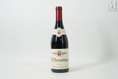 une bouteille de vin posée sur une table