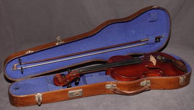 un violon dans un étui avec un archet à l'intérieur