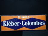 un panneau bleu et orange sur lequel on peut lire « Kleiber - Columbus »
