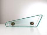 un objet en verre posé sur une table