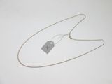 gros plan d'un collier auquel est attachée une étiquette