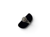 une image représentant une bague en diamant posée sur un porte-bague en velours noir