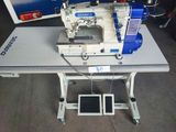 une machine à coudre posée sur une table