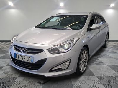 la voiture argentée est garée sur un sol en damier dans le garage