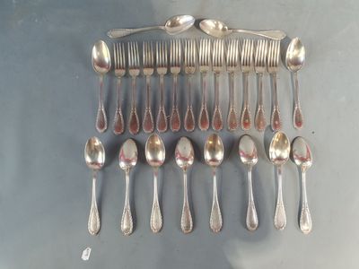 beaucoup de cuillères en argent et de cuillères à soupe sur une table