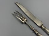 deux fourchettes et un couteau posés sur une table