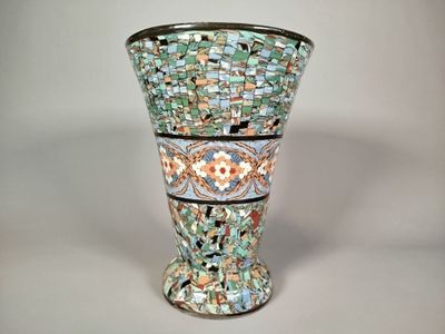 un vase orné d'un motif en mosaïque
