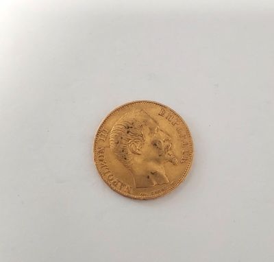 une pièce d'or sur une surface blanche avec un fond blanc
