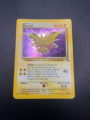 gros plan d'une carte pokemon sur une table
