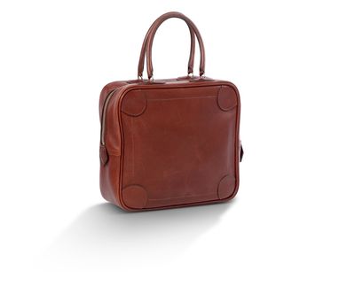 une image représentant une valise en cuir marron sur fond blanc