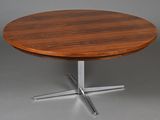une image représentant une table en bois avec un piètement en croix métallique