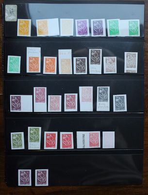 une photo montrant une collection de timbres posée sur une table en bois