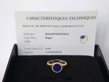 une bague sertie d'une pierre bleue, présentée dans un écrin noir