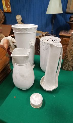 Lot de porcelaine, un porte-parapluie, un grand vase, une aiguill...