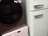 deux réfrigérateurs et une machine à laver dans un magasin