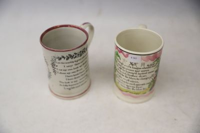 deux tasses à café posées l'une à côté de l'autre sur une table